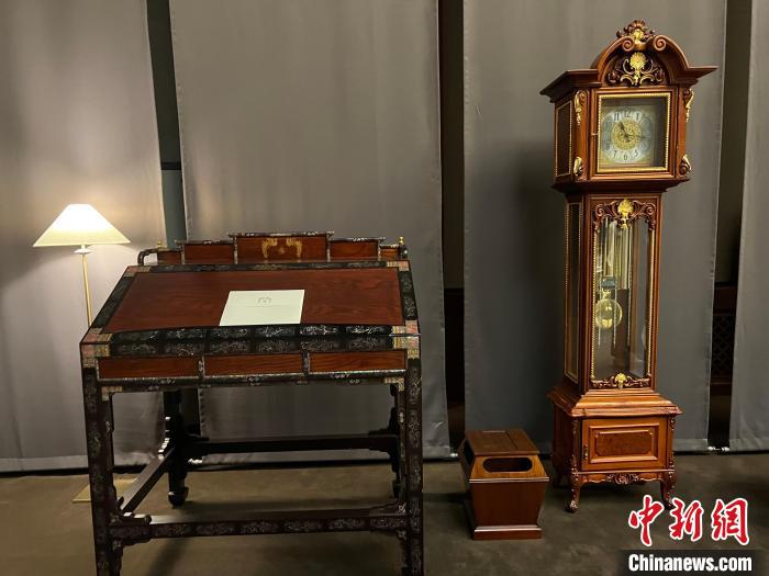 圖為春秋館展覽陳設(shè)的青瓦臺(tái)家具?！⑿?攝