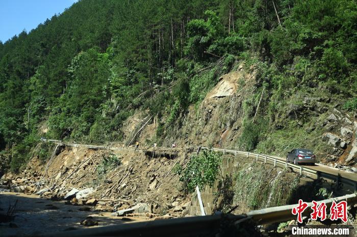 圖為重慶萬州受災(zāi)地區(qū)。　陳超 攝