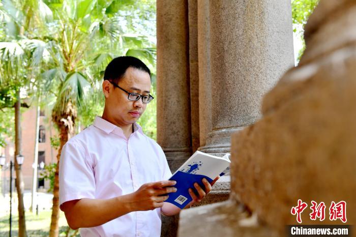 圖為福建師范大學教育學院臺灣教師陳昭志正在看書。　呂明 攝