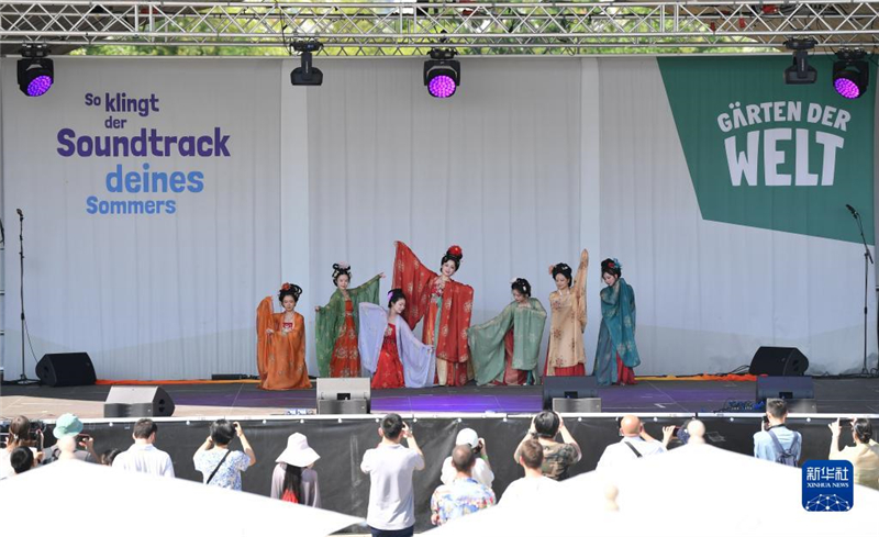 7月8日，在德國柏林世界公園，漢服愛好者進(jìn)行漢服展示。新華社記者 任鵬飛 攝