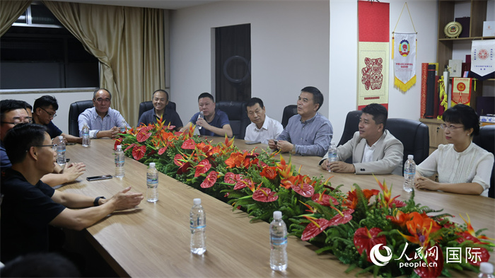 與會(huì)代表進(jìn)行座談交流。（人民網(wǎng)記者  時(shí)元皓攝）