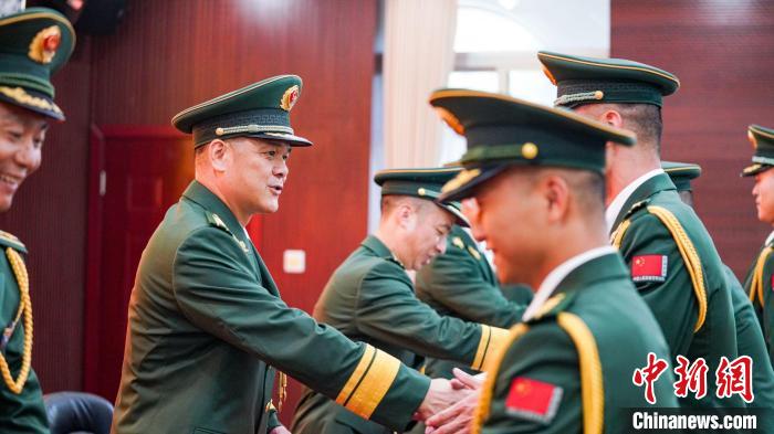 首長為晉銜官兵頒發(fā)任命狀?！堨狭?攝