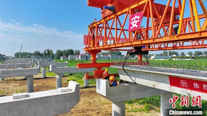 長(zhǎng)25米重80噸的箱梁平穩(wěn)、精準(zhǔn)地落在S314分離式立交橋25號(hào)和26號(hào)墩上?！⒂癫?攝