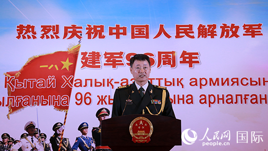 國防武官胡德君大校發(fā)表致辭。人民網(wǎng)記者 李強(qiáng)攝