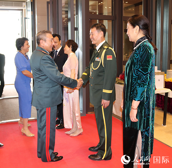 國防武官胡德君大校迎接賓客。人民網(wǎng)記者李強(qiáng)攝