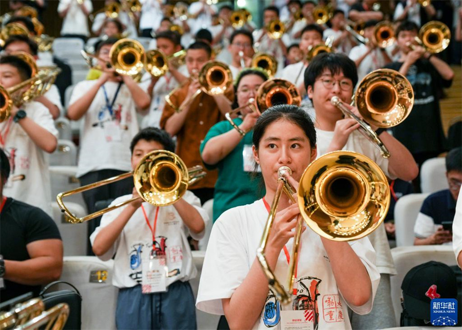 8月1日，在第九屆中國國際低音銅管藝術節(jié)的一場公益大師課上，低音銅管樂器愛好者在練習長號。新華社記者 劉潺 攝
