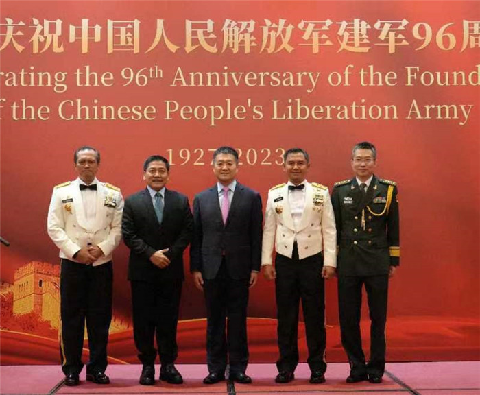 圖為陸慷大使與印尼貴賓合影。中國駐印度尼西亞使館供圖