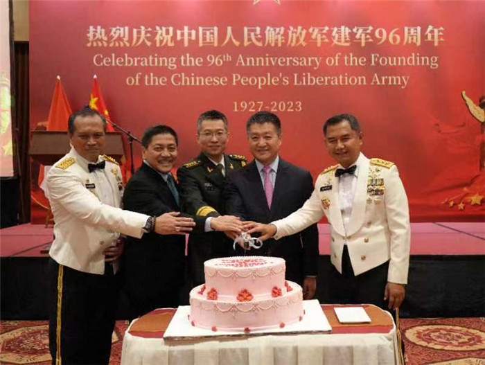 圖為陸慷大使與印尼貴賓共切生日蛋糕。中國駐印度尼西亞使館供圖