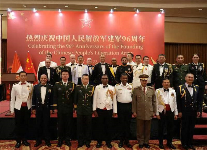 圖為徐勝武官與參加招待會的各國武官、武官處代表合影。中國駐印度尼西亞使館供圖