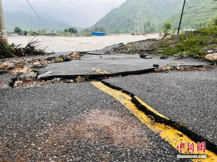 受臺(tái)風(fēng)“杜蘇芮”影響，7月29日至8月1日，河北省淶水縣普降暴雨，持續(xù)強(qiáng)降雨和強(qiáng)風(fēng)天氣引發(fā)洪水險(xiǎn)情。連日來，當(dāng)?shù)亟M織數(shù)千人搶險(xiǎn)救援隊(duì)伍，集中力量加快排水、清理路面、救援拋錨車輛、搶修倒伏電線桿等工作。8月1日，方便面、飲用水、火腿腸、面包等首批調(diào)撥救災(zāi)物資送抵救災(zāi)一線，并于當(dāng)天發(fā)放到受災(zāi)群眾手中。目前，淶水縣受損交通、電力、通信等基礎(chǔ)設(shè)施正在加緊搶修，山區(qū)受困人員已分批轉(zhuǎn)移，各項(xiàng)搶險(xiǎn)救災(zāi)工作正在有序進(jìn)行中。圖為淶水縣婁村鎮(zhèn)南安莊村被洪水沖毀的路面。(文/呂子豪 楊猛)李金璐 攝