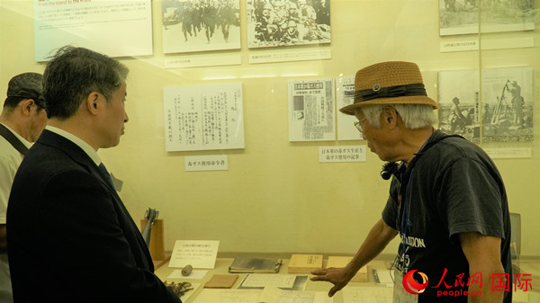 毒氣島歷史研究所事務(wù)局長(zhǎng)山內(nèi)正之在毒氣資料館為大家介紹日軍發(fā)動(dòng)毒氣戰(zhàn)的罪證。人民網(wǎng) 蔣曉辰攝