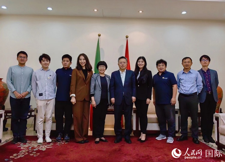 趙志遠(yuǎn)大使（右五）、使館工作人員與人民網(wǎng)記者合影。
