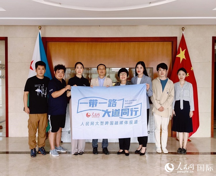 胡斌大使（左四）、使館工作人員與人民網(wǎng)記者合影。