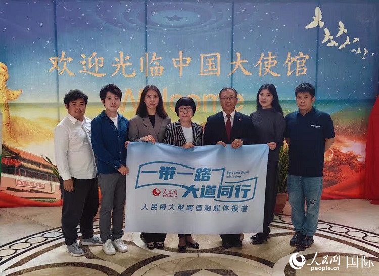 崔建春大使（右三）與人民網(wǎng)記者合影。