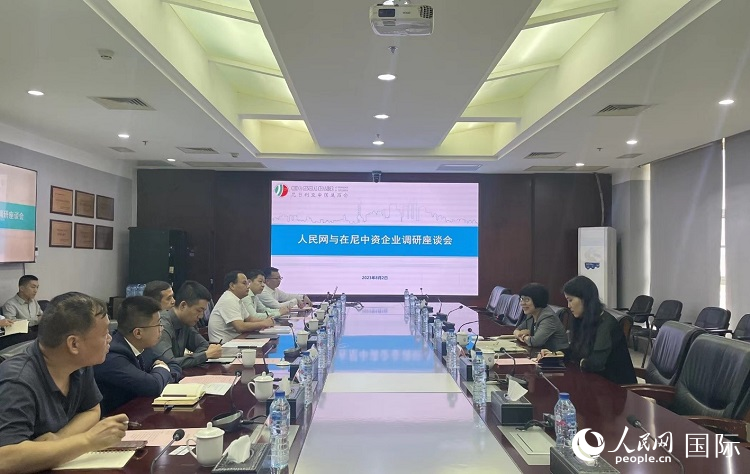 尼日利亞中國(guó)商會(huì)企業(yè)代表與人民網(wǎng)記者座談。