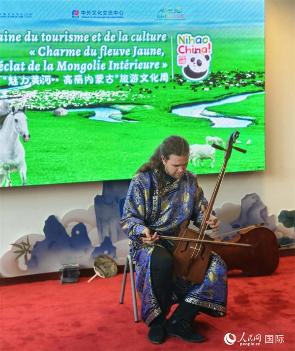 法國音樂家馬修·勒庫演奏馬頭琴。人民網(wǎng)記者 尚凱元攝