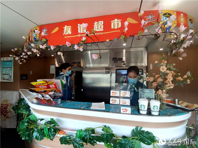 中老鐵路國(guó)際旅客列車?yán)锏摹坝颜x超市”。人民網(wǎng) 杜明明攝