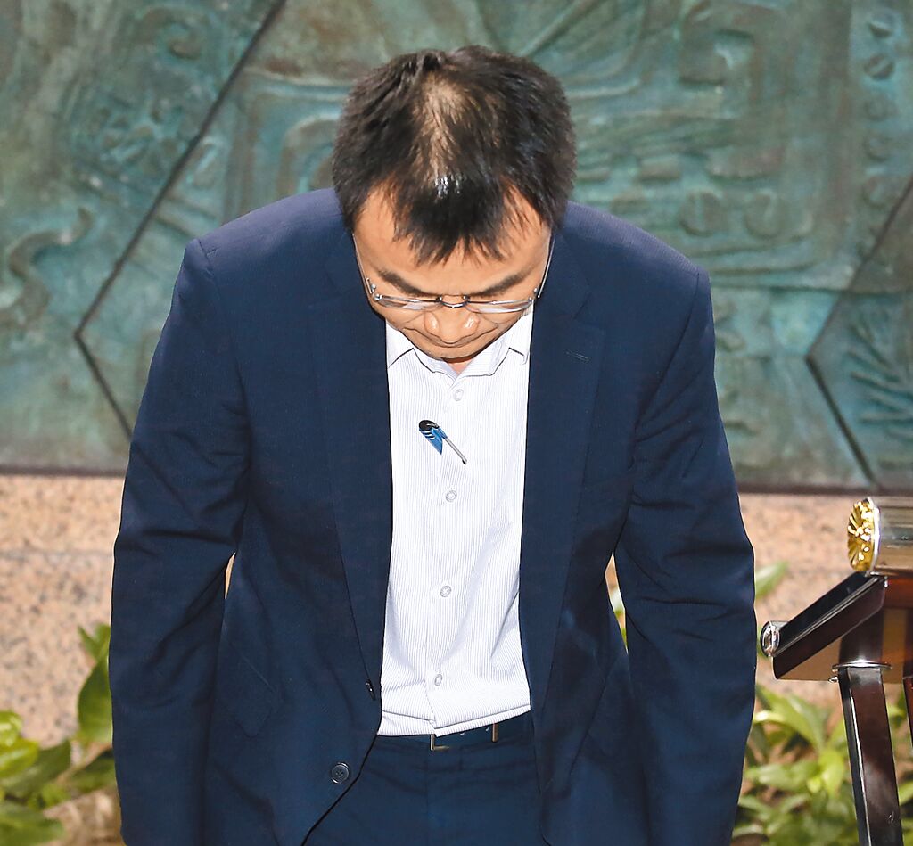 臺農(nóng)業(yè)部門負責人陳吉仲19日傍晚舉行記者會說明項目進口雞蛋議題，當日晚間8點在臉書上宣布辭職。 圖片來源：臺灣“中時新聞網(wǎng)”