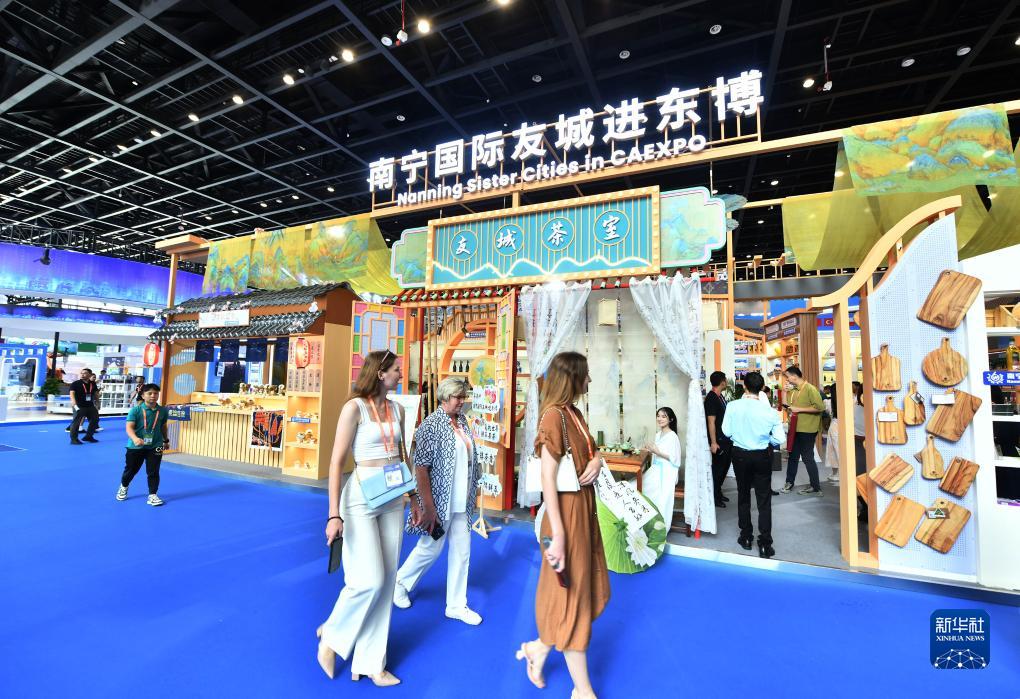 9月17日，在南寧國際會(huì)展中心，觀眾在東博會(huì)“一帶一路”國際展區(qū)參觀。當(dāng)日，第二十屆中國—東盟博覽會(huì)和中國—東盟商務(wù)與投資峰會(huì)開幕式在廣西南寧舉行。新華社記者 黃孝邦 攝