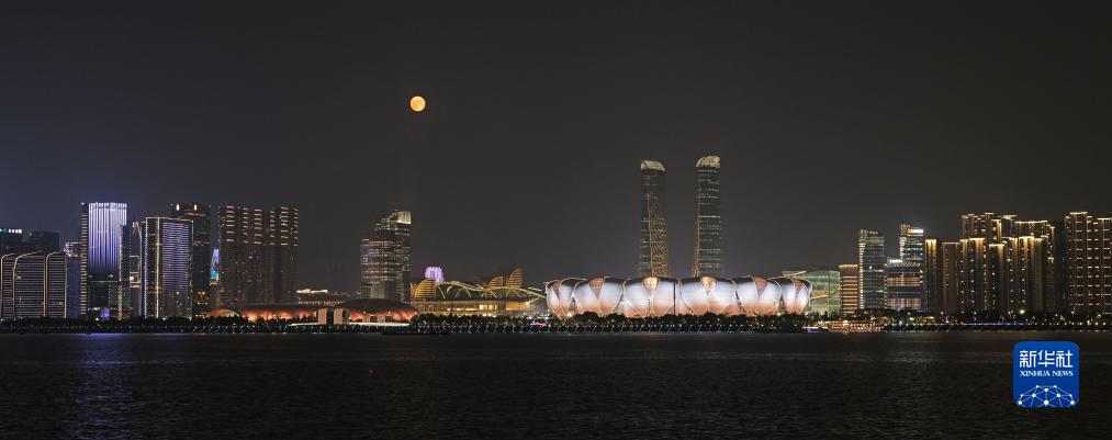 這是9月29日在杭州拍攝的杭州奧體中心體育場和滿月。新華社發(fā)（李忠攝）