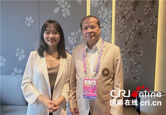 　　△柬埔寨國家奧委會主席、柬埔寨亞運代表團(tuán)團(tuán)長唐坤（右）接受記者采訪