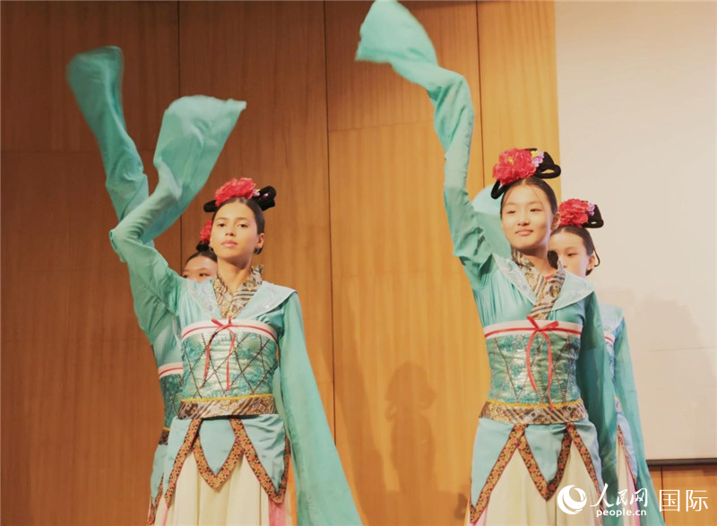 兩國文化志愿者共同表演中國傳統(tǒng)舞蹈。人民網(wǎng)記者 陳海琪攝