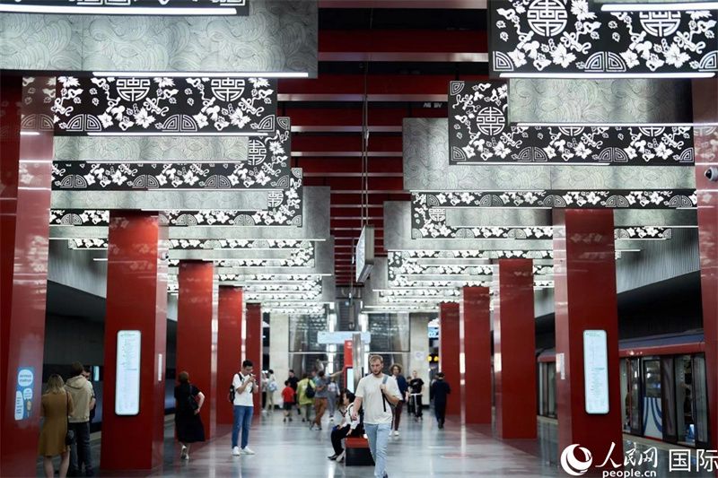 莫斯科米丘林大街地鐵站洋溢著濃郁的“中國(guó)風(fēng)”。人民網(wǎng)記者 馬天翼攝