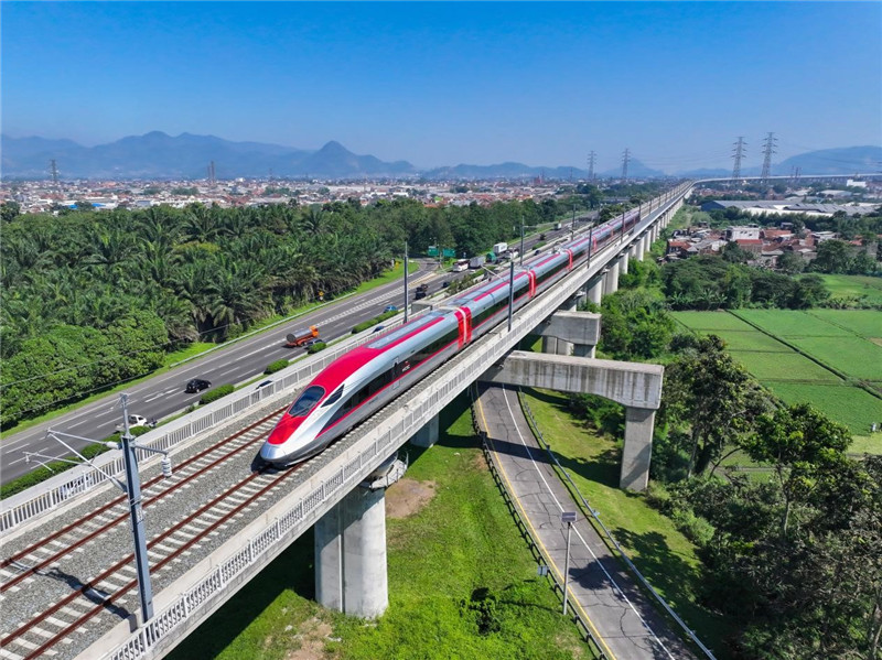 奔馳在雅萬(wàn)高鐵上的動(dòng)車組。中車青島四方機(jī)車車輛股份有限公司供圖