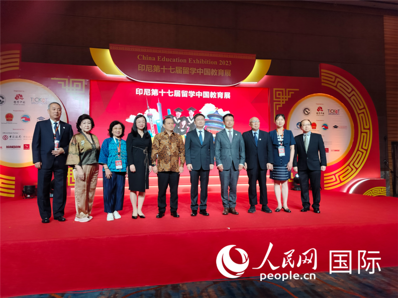 與會(huì)嘉賓合影。人民網(wǎng)記者  李培松攝