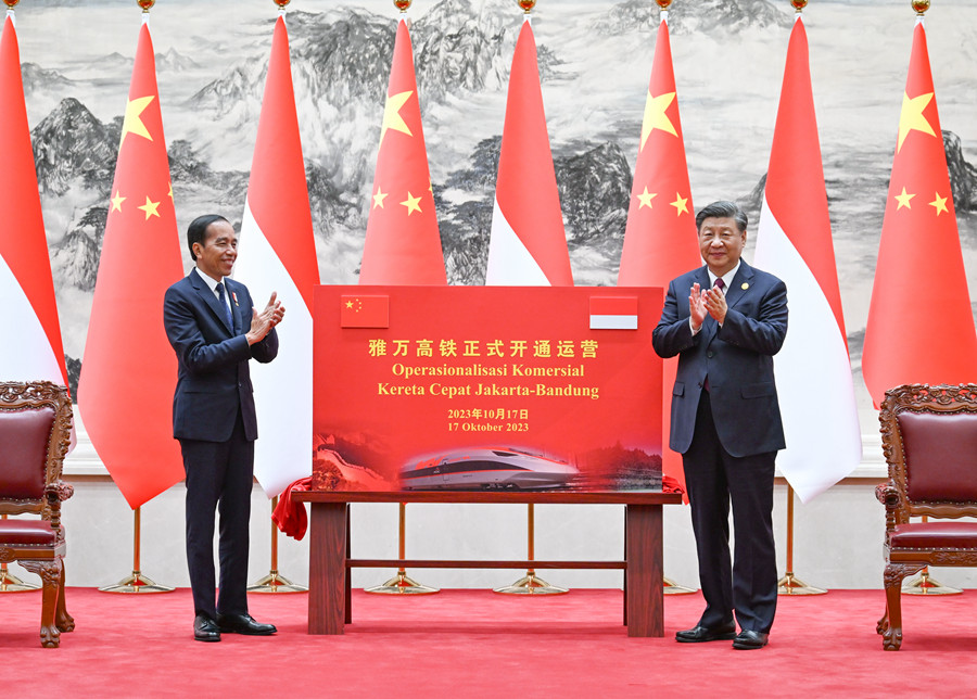 10月17日下午，國家主席習(xí)近平在北京人民大會堂同來華出席第三屆“一帶一路”國際合作高峰論壇并進行國事訪問的印度尼西亞總統(tǒng)佐科舉行會談。會談后，兩國元首共同為雅萬高鐵正式開通運營揭幕。