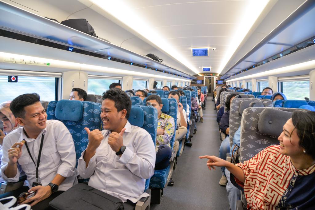 10月17日，乘客在行駛中的雅萬高鐵高速動車組列車車廂內(nèi)交談。