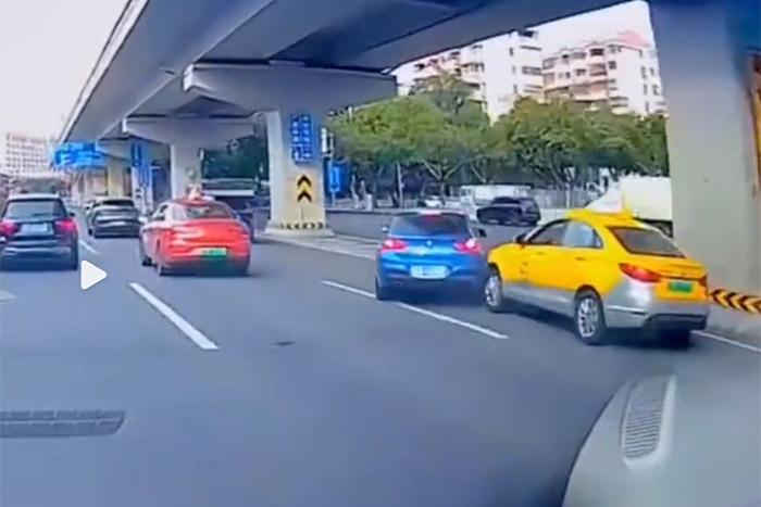 視頻截圖顯示，發(fā)生碰撞的剎那，出租車后方似乎確有車燈點(diǎn)亮。