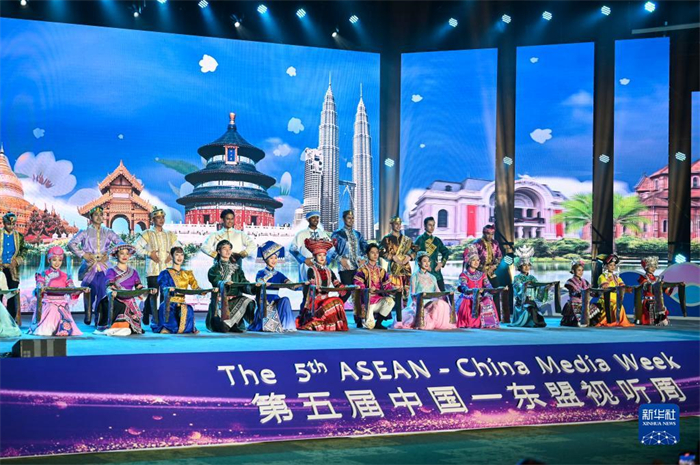 10月21日，在馬來西亞行政首都普特拉賈亞，演員在第五屆中國—東盟視聽周開幕活動上表演。新華社記者 程一恒 攝