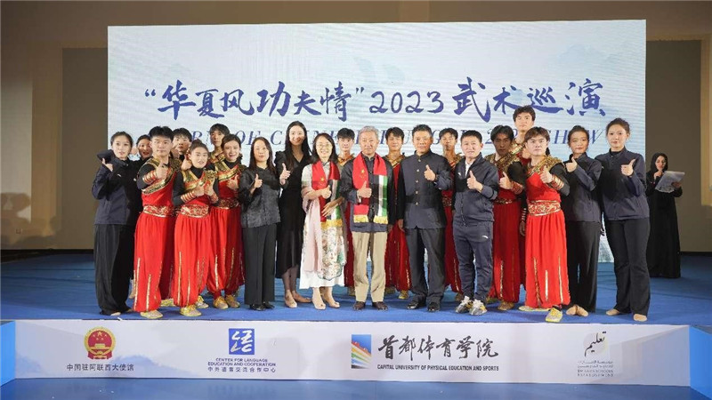 張益明大使與首都體育學(xué)院藝術(shù)團合影。中國駐阿聯(lián)酋大使館供圖
