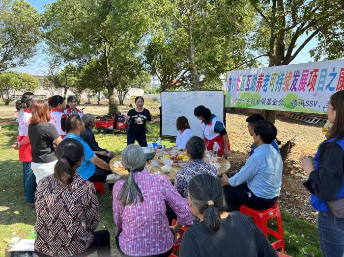 10月23日，廣東韶關(guān)農(nóng)村的互助養(yǎng)老探索，結(jié)合仁化縣董塘鎮(zhèn)新龍村的重陽(yáng)節(jié)活動(dòng)，將村支書(shū)、婦女主任、項(xiàng)目管理人員、新龍村助老員、村民志愿者、健康熱心的老人聚集在一起。 受訪(fǎng)者供圖