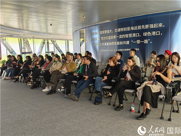 外媒記者探訪天津港北疆港區(qū)C段智能化集裝箱碼頭。人民網記者 符園園攝
