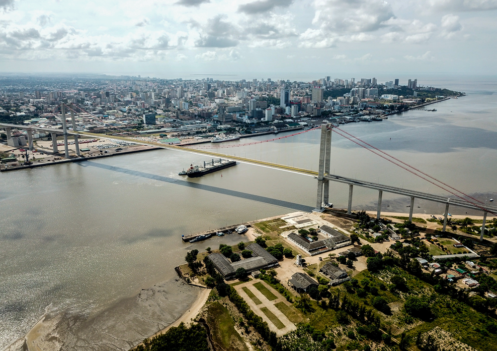 這是2019年4月8日在莫桑比克首都馬普托拍攝的馬普托大橋（無人機照片）。新華社記者 張宇 攝