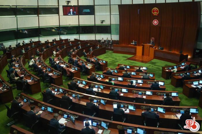 李家超在立法會宣讀新一份施政報告。圖片來源：香港“點新聞” 麥鈞杰 攝