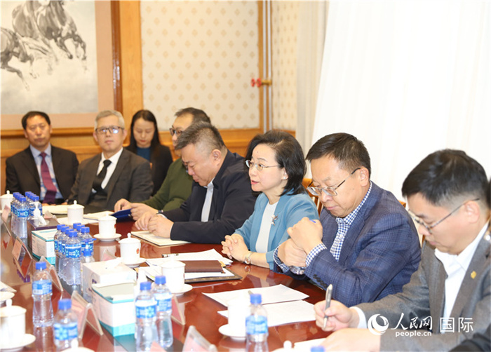 1.2023年10月30日，沈敏娟（右三）大使與中企代表座談。人民網(wǎng)記者 霍文攝
