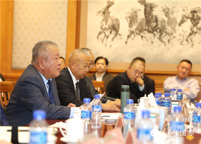 2.2023年10月30日，張義波（左一）會(huì)長匯報(bào)商會(huì)工作情況。人民網(wǎng)記者 霍文攝