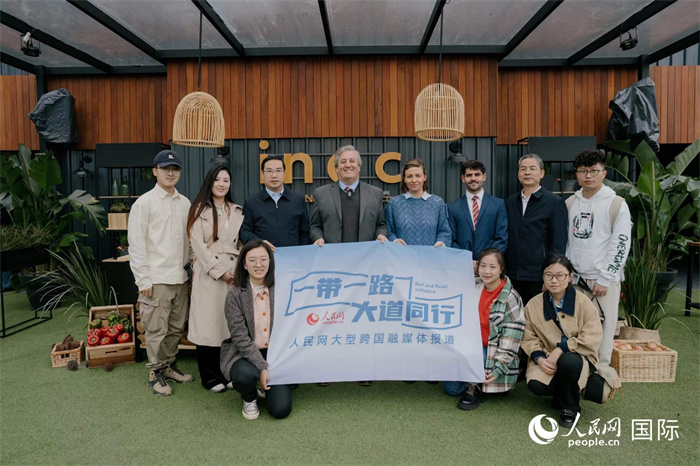 在烏拉圭第118屆普拉多牧農(nóng)業(yè)國(guó)際博覽會(huì)上，烏拉圭國(guó)家肉類協(xié)會(huì)主席與人民網(wǎng)記者合影。人民網(wǎng)記者 張若涵攝