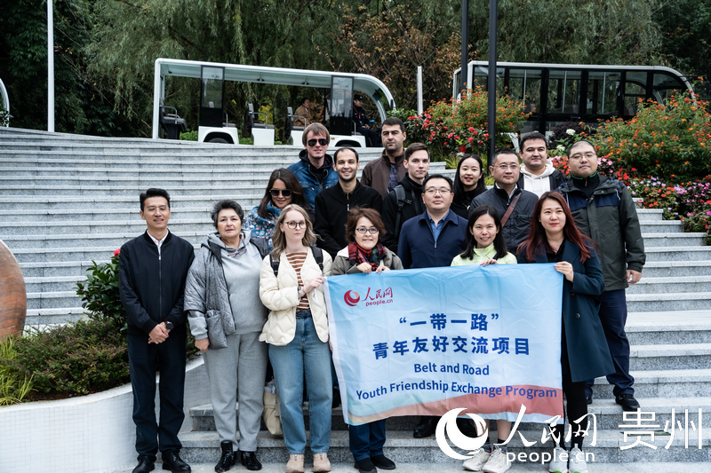 合影留念。人民網(wǎng) 陽茜攝