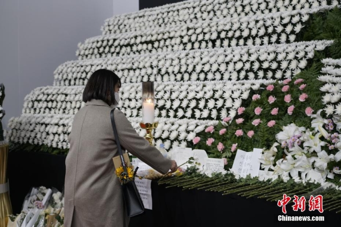 當(dāng)?shù)貢r(shí)間11月1日23時(shí)45分許，韓國(guó)民眾在位于首爾廣場(chǎng)的集體焚香所悼念梨泰院踩踏事故遇難者。 <a target='_blank' href='/'><p  align=