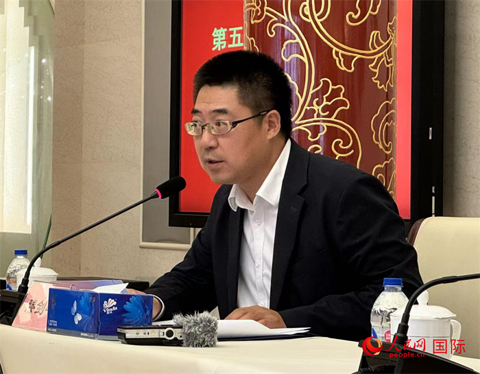 10月31日，歐美同學(xué)會(huì)副秘書(shū)長(zhǎng)滕劍峰在第五屆中法文化論壇媒體吹風(fēng)會(huì)上講話。（人民網(wǎng) 謝瑩攝）