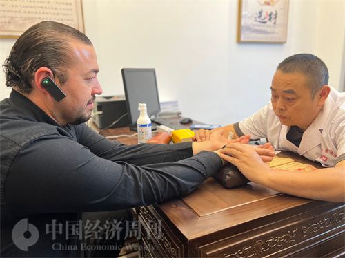   （外媒記者走進(jìn)中醫(yī)堂，問診中醫(yī)名師。中國經(jīng)濟(jì)周刊記者 郭志強(qiáng)攝）