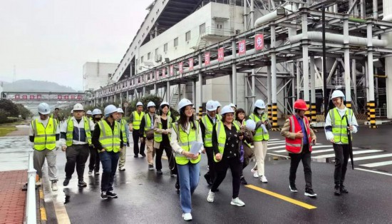   2023“一帶一路”媒體合作論壇聯(lián)合采訪團(tuán)走進(jìn)國家電投江西公司分宜電廠廠區(qū)。（本報記者 周歡攝）