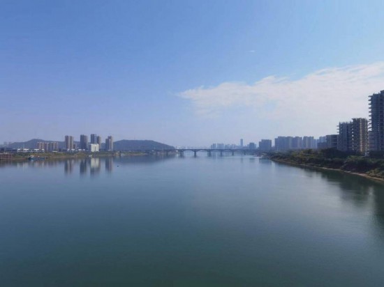 　　10月24日，在清水塘大橋景觀通道上拍攝的湘江景色。本報記者 常雯宜攝