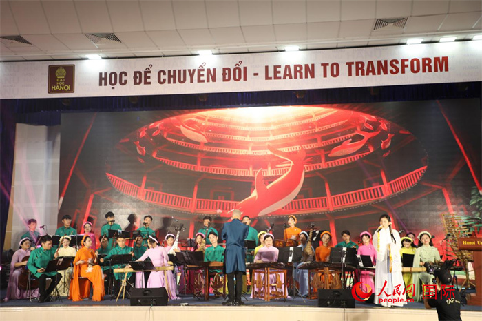 越南新活力民族樂團(tuán)的藝術(shù)家在進(jìn)行演奏。人民網(wǎng)記者楊曄攝