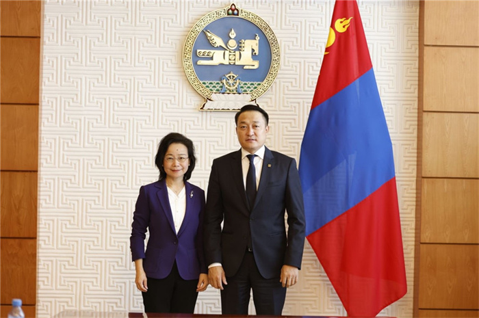 10月31日，中國駐蒙古國大使沈敏娟到任拜會蒙政府辦公廳主任兼蒙古人民黨總書記阿瑪爾巴伊斯格楞（右）。中國駐蒙古使館供圖