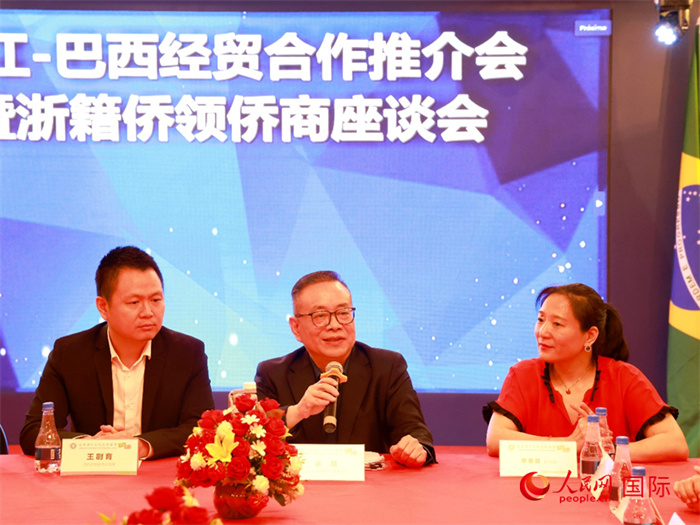 浙江海外聯(lián)誼會(huì)常務(wù)副會(huì)長(zhǎng)徐旭（中）和與會(huì)僑領(lǐng)僑商座談。人民網(wǎng)記者 陳海琪攝